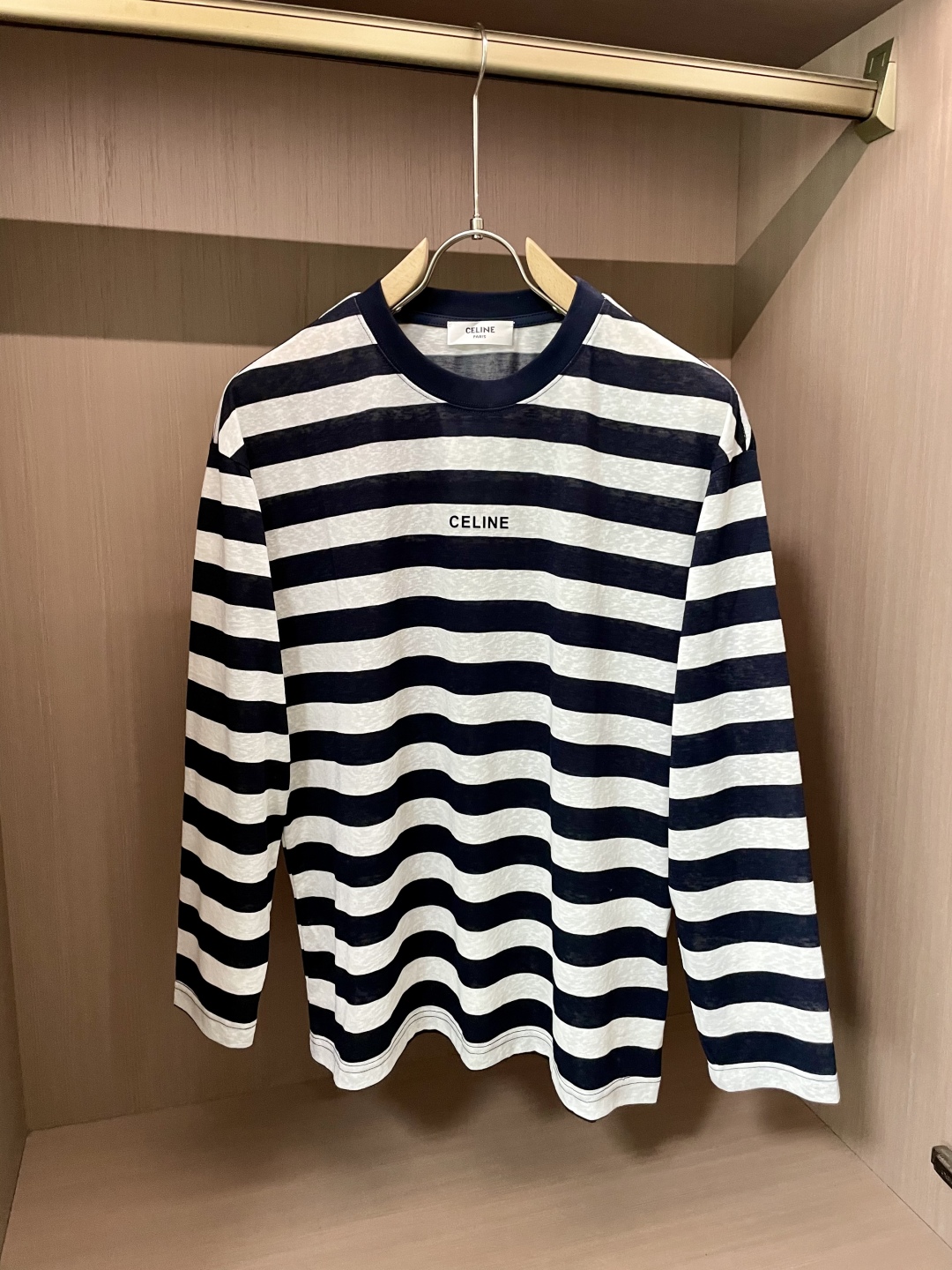 
Celine 2025春夏新品长袖T恤，将简约与时尚精妙融合。灰白条款低调优雅，蓝白条款经典大气，皆以