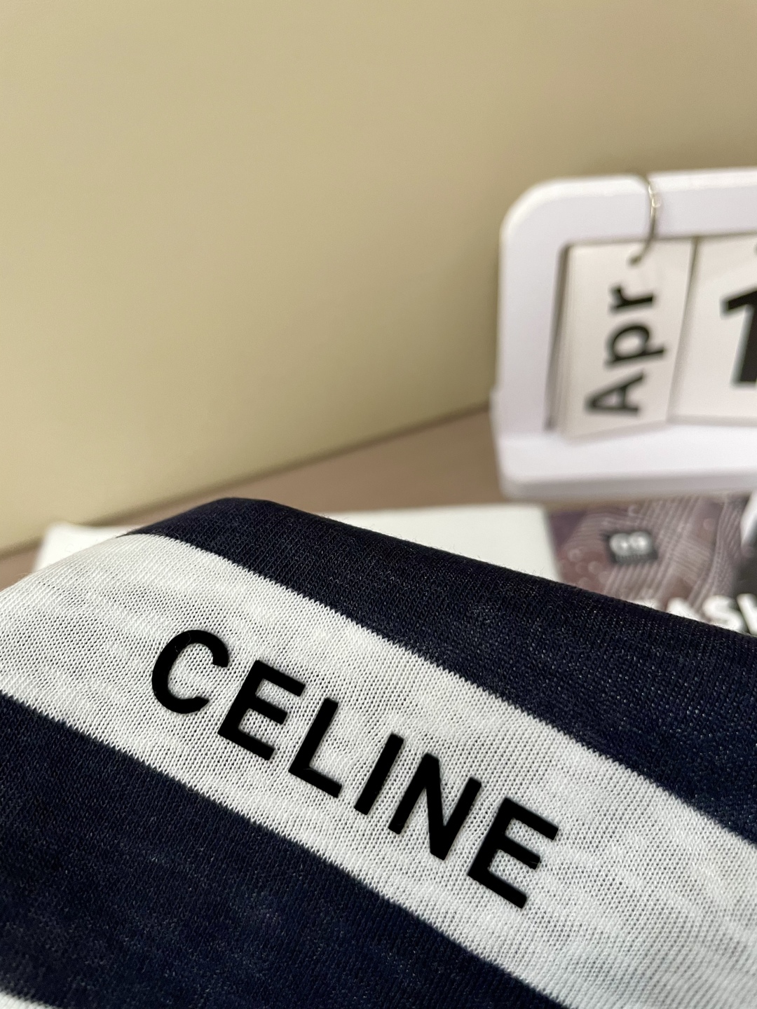 
Celine 2025春夏新品长袖T恤，将简约与时尚精妙融合。灰白条款低调优雅，蓝白条款经典大气，皆以