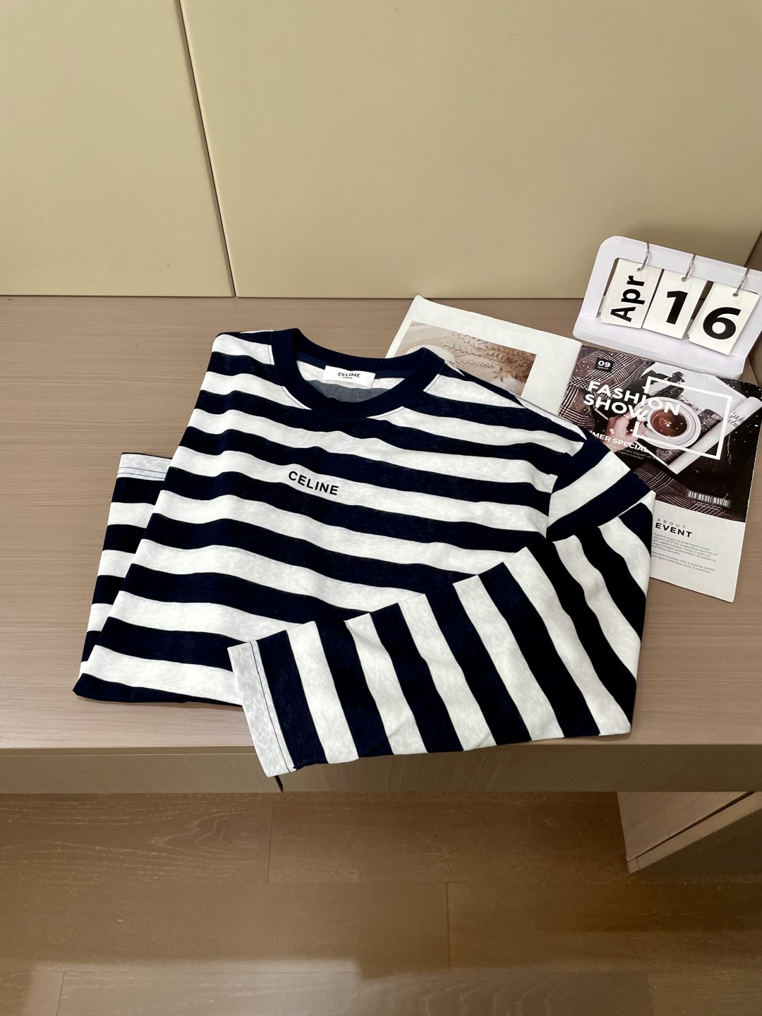 
Celine 2025春夏新品长袖T恤，将简约与时尚精妙融合。灰白条款低调优雅，蓝白条款经典大气，皆以