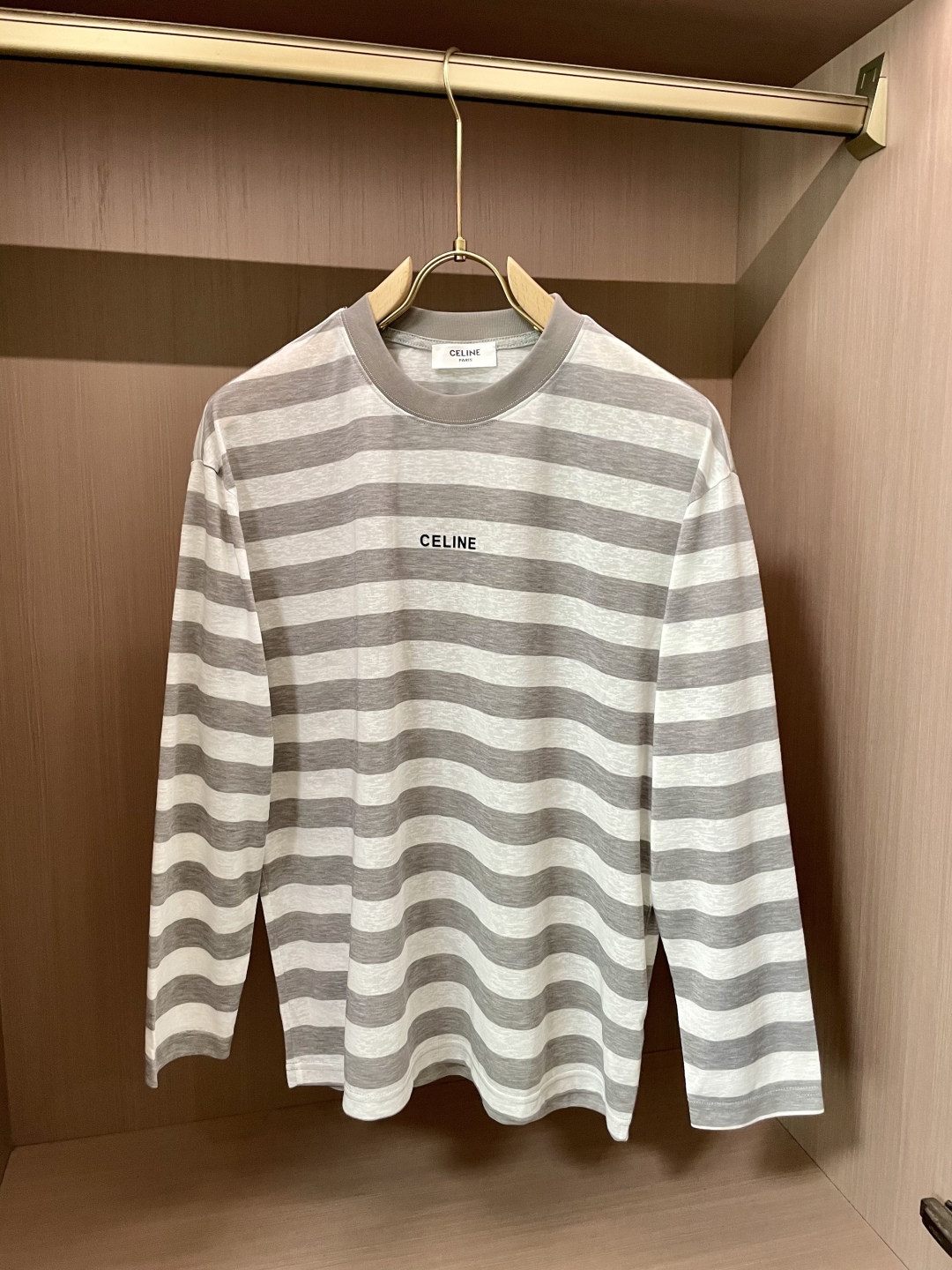 
Celine 2025春夏新品长袖T恤，将简约与时尚精妙融合。灰白条款低调优雅，蓝白条款经典大气，皆以