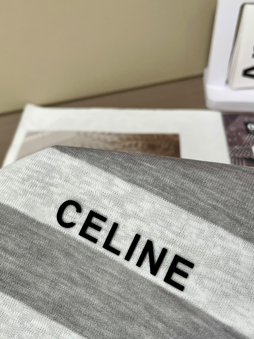 
Celine 2025春夏新品长袖T恤，将简约与时尚精妙融合。灰白条款低调优雅，蓝白条款经典大气，皆以