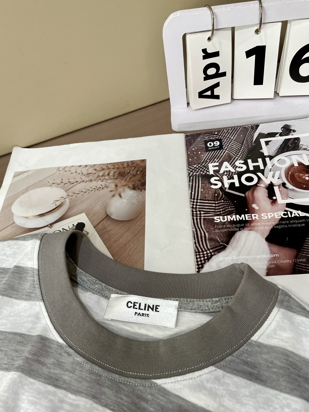 
Celine 2025春夏新品长袖T恤，将简约与时尚精妙融合。灰白条款低调优雅，蓝白条款经典大气，皆以