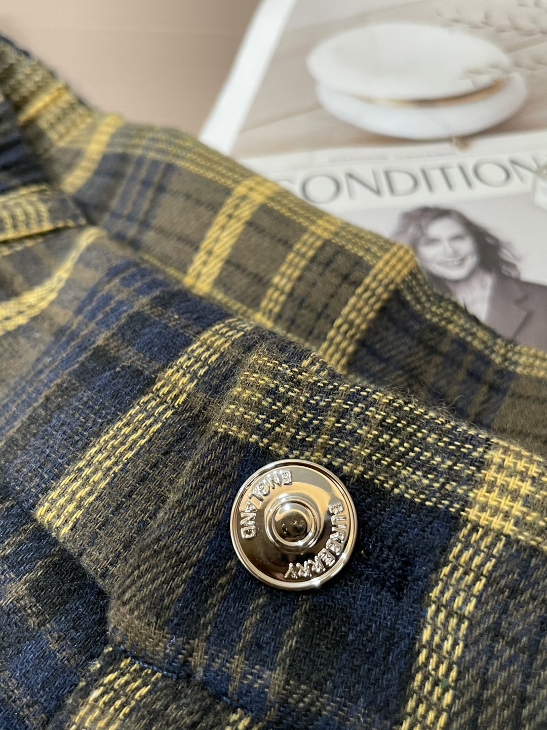 
（Burberry）2025春夏 尽显经典英伦格调。格纹元素是品牌标志性设计，黄蓝格纹活力吸睛。腰部金