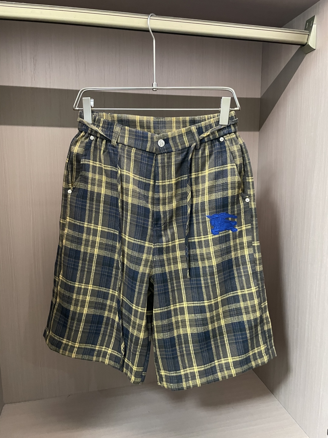 
（Burberry）2025春夏 尽显经典英伦格调。格纹元素是品牌标志性设计，黄蓝格纹活力吸睛。腰部金