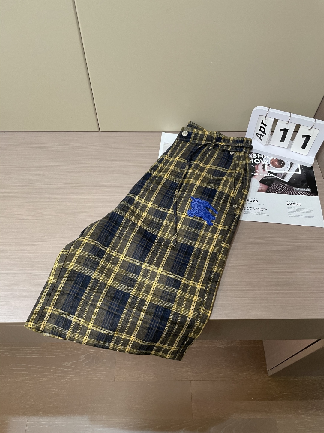 
（Burberry）2025春夏 尽显经典英伦格调。格纹元素是品牌标志性设计，黄蓝格纹活力吸睛。腰部金