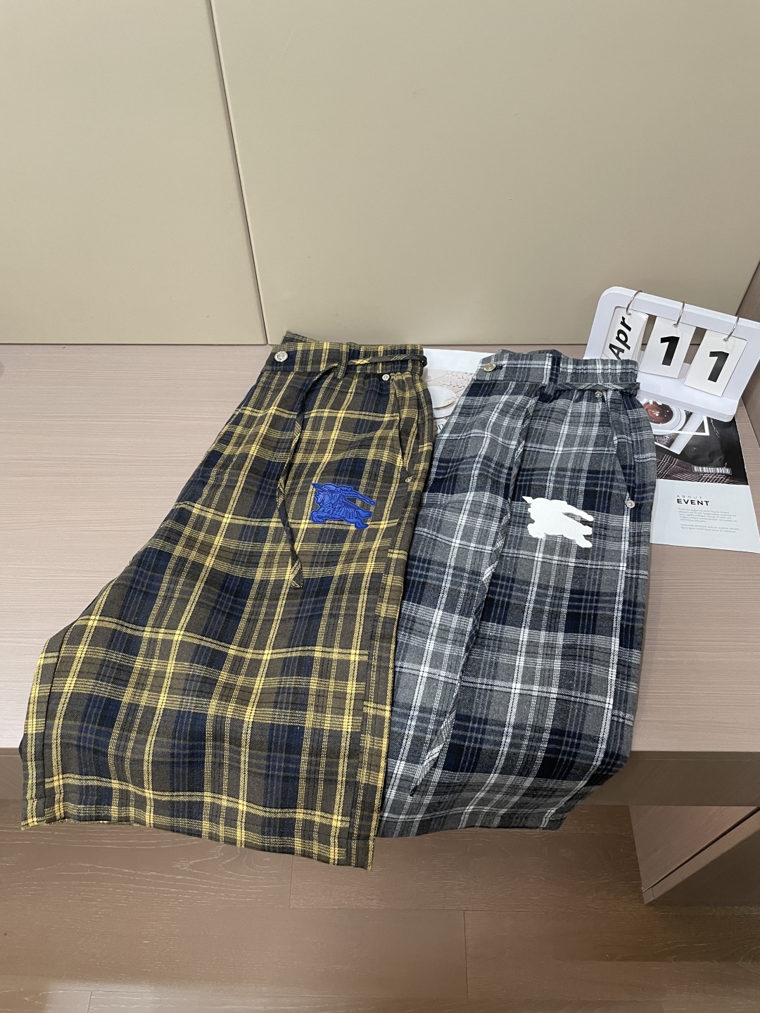 
（Burberry）2025春夏 尽显经典英伦格调。格纹元素是品牌标志性设计，灰黑格纹沉稳内敛，腰部金