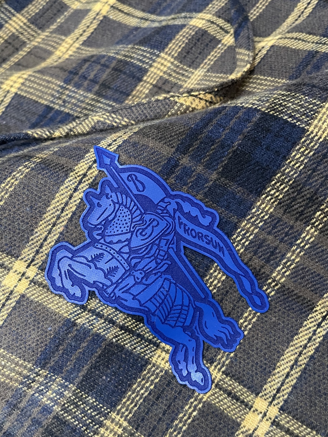 
（Burberry）2025春夏 尽显经典英伦格调。格纹元素是品牌标志性设计，黄蓝格纹活力吸睛。腰部金