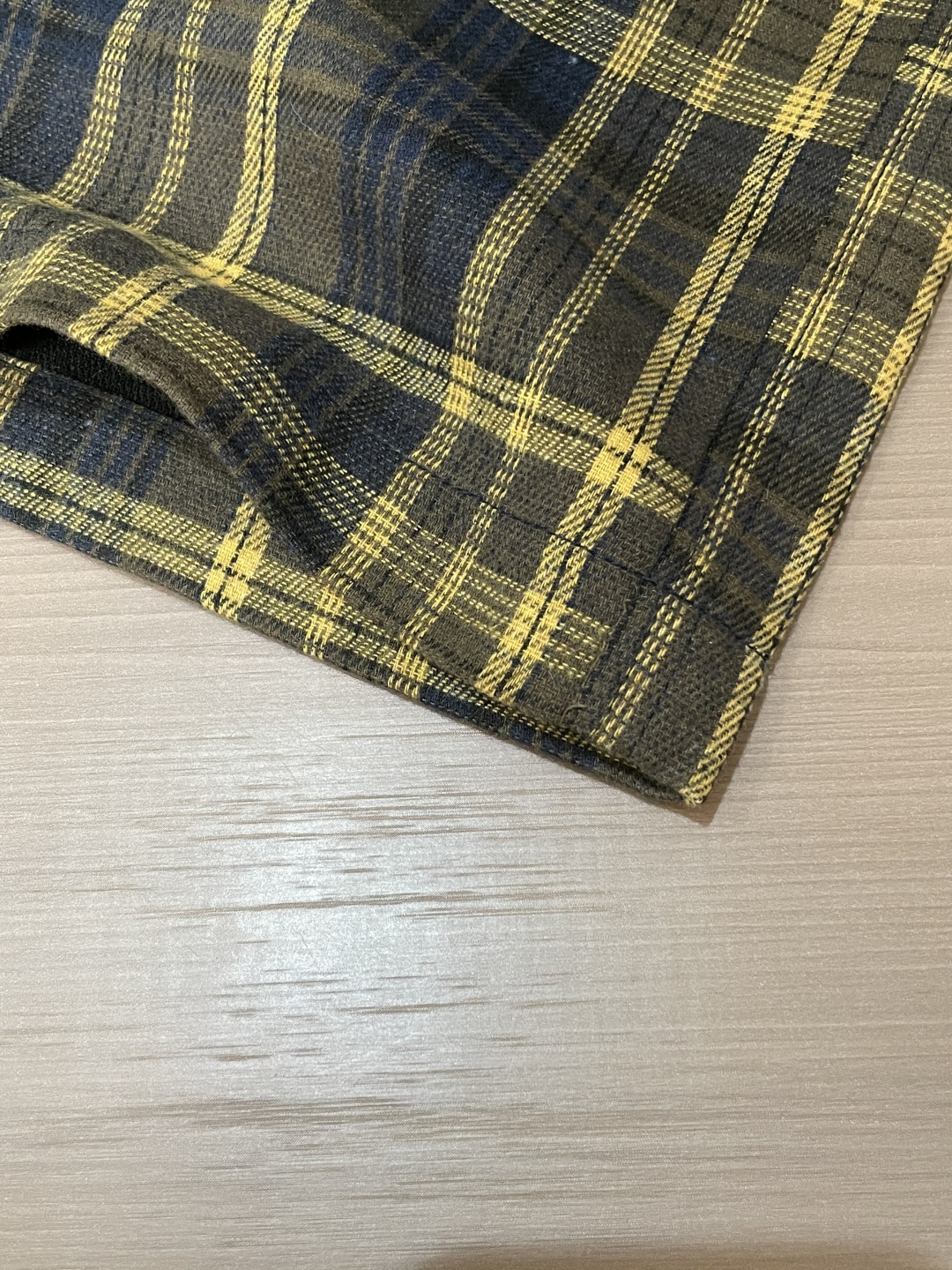 
（Burberry）2025春夏 尽显经典英伦格调。格纹元素是品牌标志性设计，黄蓝格纹活力吸睛。腰部金