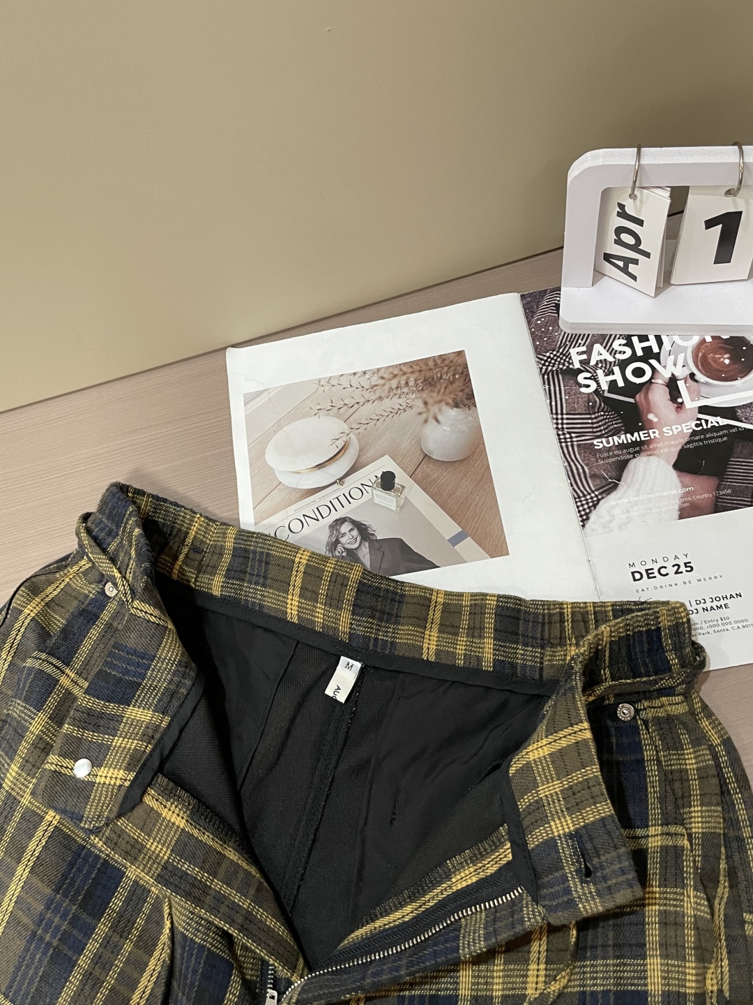 
（Burberry）2025春夏 尽显经典英伦格调。格纹元素是品牌标志性设计，黄蓝格纹活力吸睛。腰部金