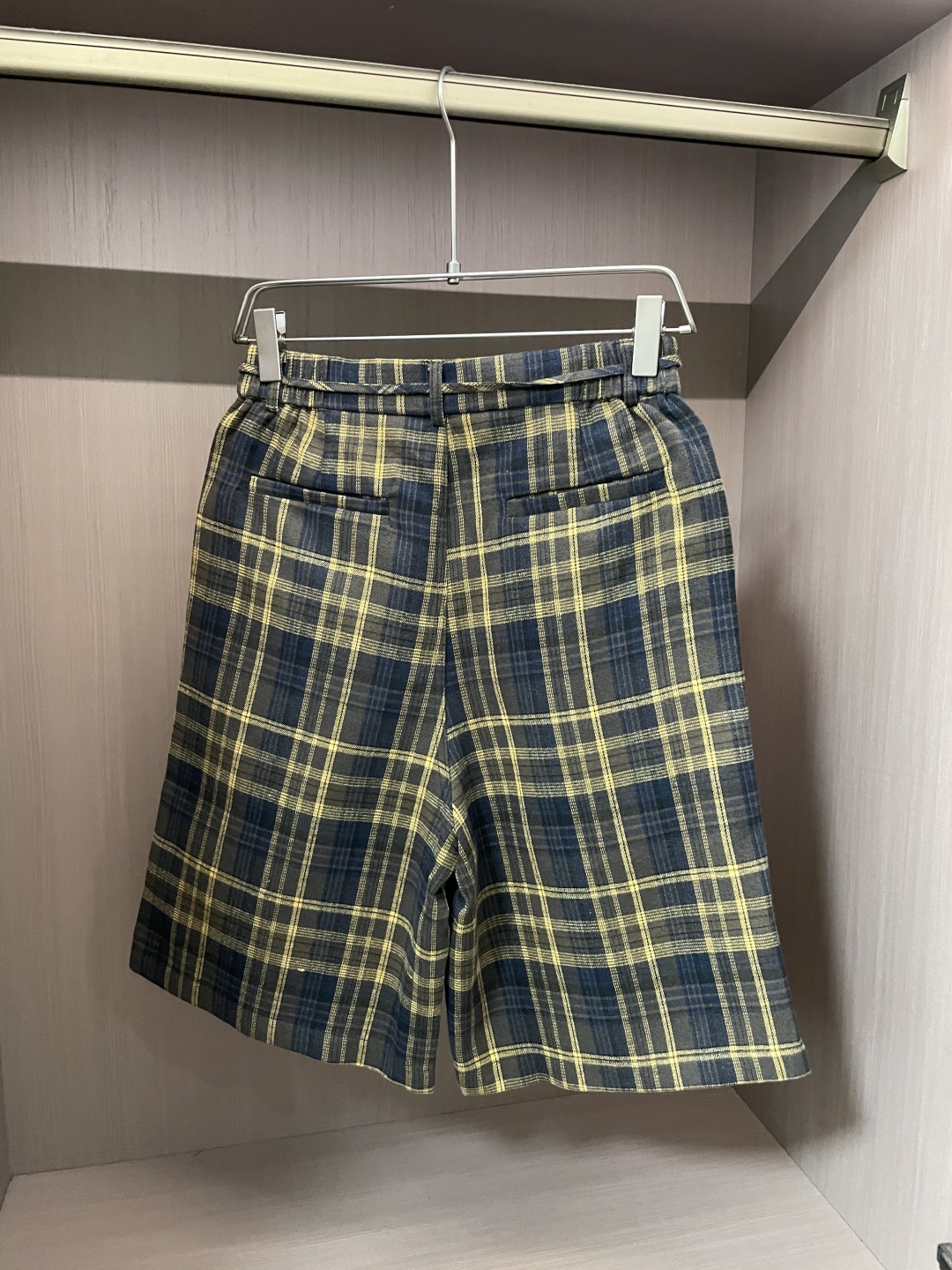 
（Burberry）2025春夏 尽显经典英伦格调。格纹元素是品牌标志性设计，黄蓝格纹活力吸睛。腰部金