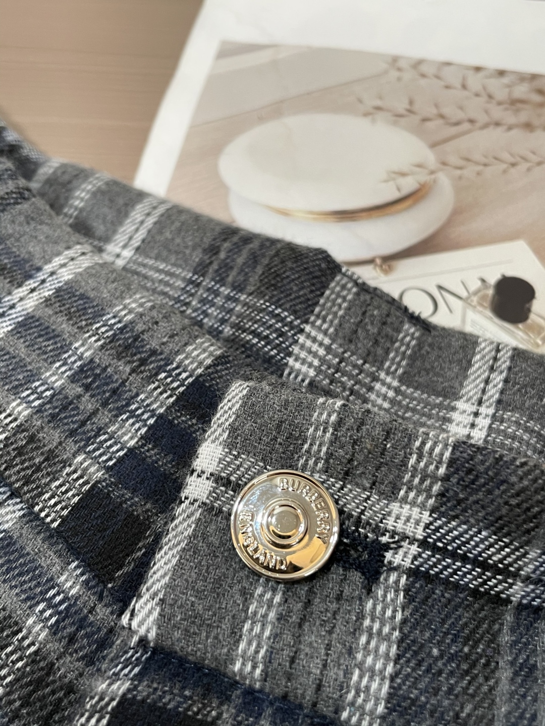 
（Burberry）2025春夏 尽显经典英伦格调。格纹元素是品牌标志性设计，灰黑格纹沉稳内敛，腰部金