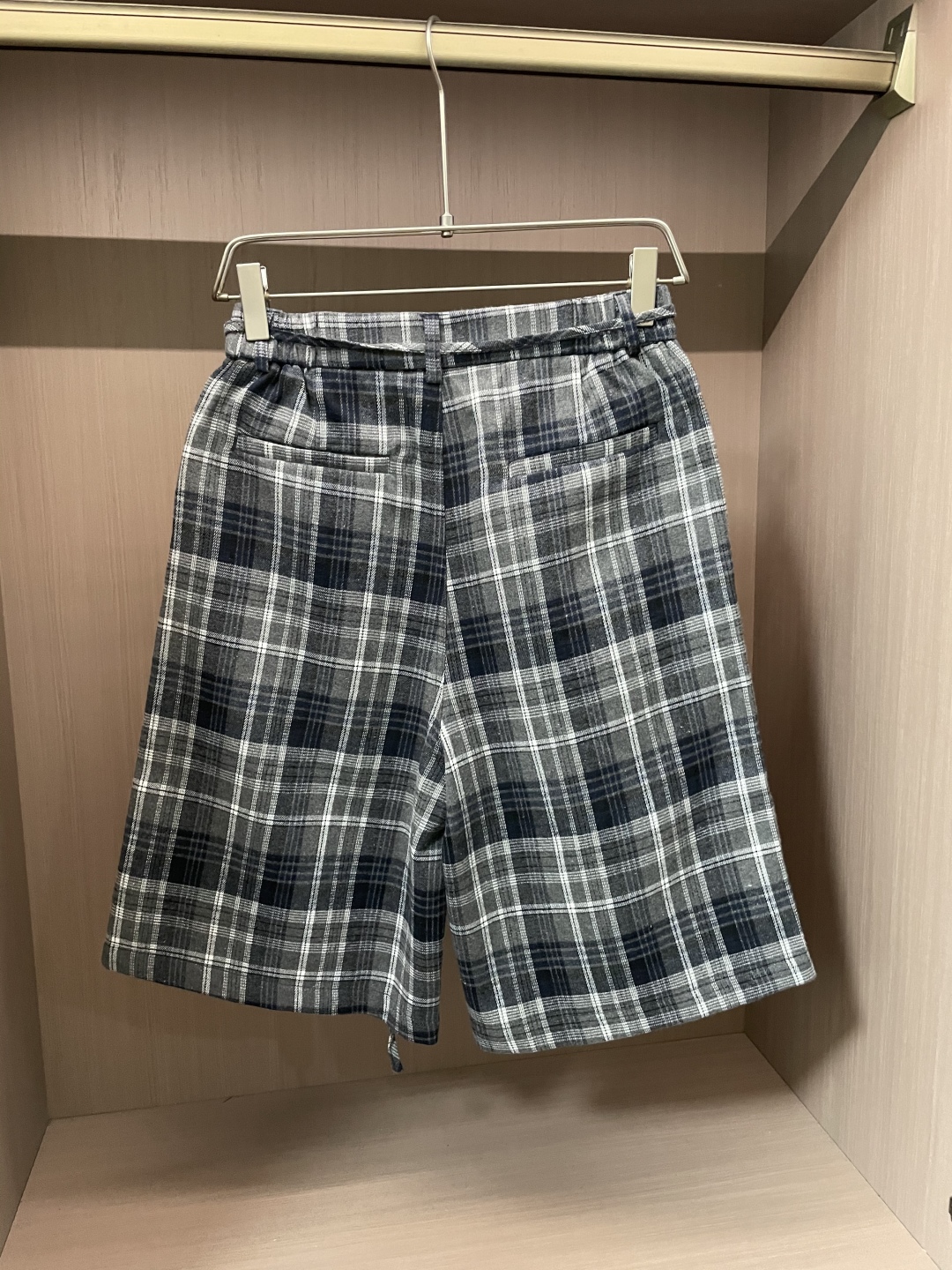 
（Burberry）2025春夏 尽显经典英伦格调。格纹元素是品牌标志性设计，灰黑格纹沉稳内敛，腰部金