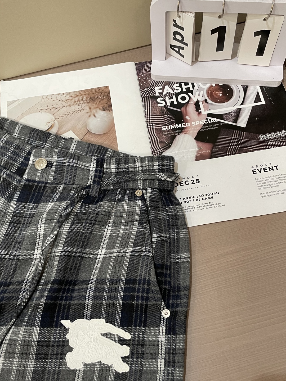 
（Burberry）2025春夏 尽显经典英伦格调。格纹元素是品牌标志性设计，灰黑格纹沉稳内敛，腰部金