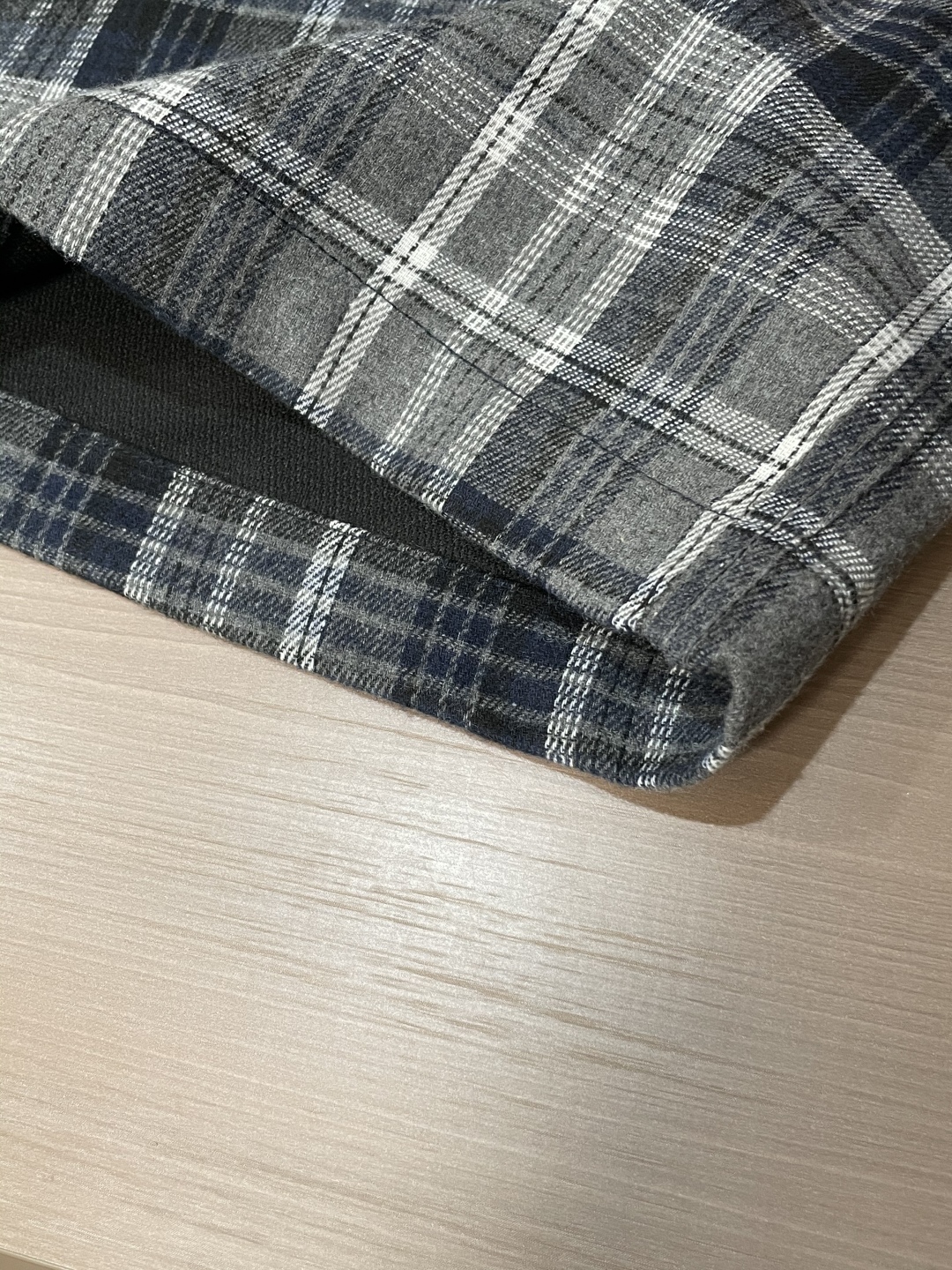 
（Burberry）2025春夏 尽显经典英伦格调。格纹元素是品牌标志性设计，灰黑格纹沉稳内敛，腰部金
