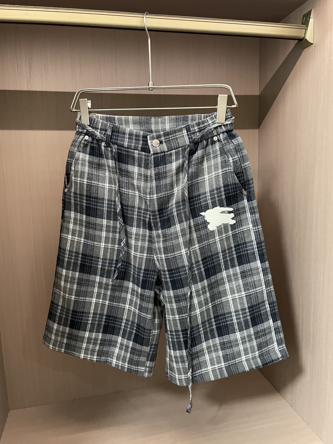
（Burberry）2025春夏 尽显经典英伦格调。格纹元素是品牌标志性设计，灰黑格纹沉稳内敛，腰部金