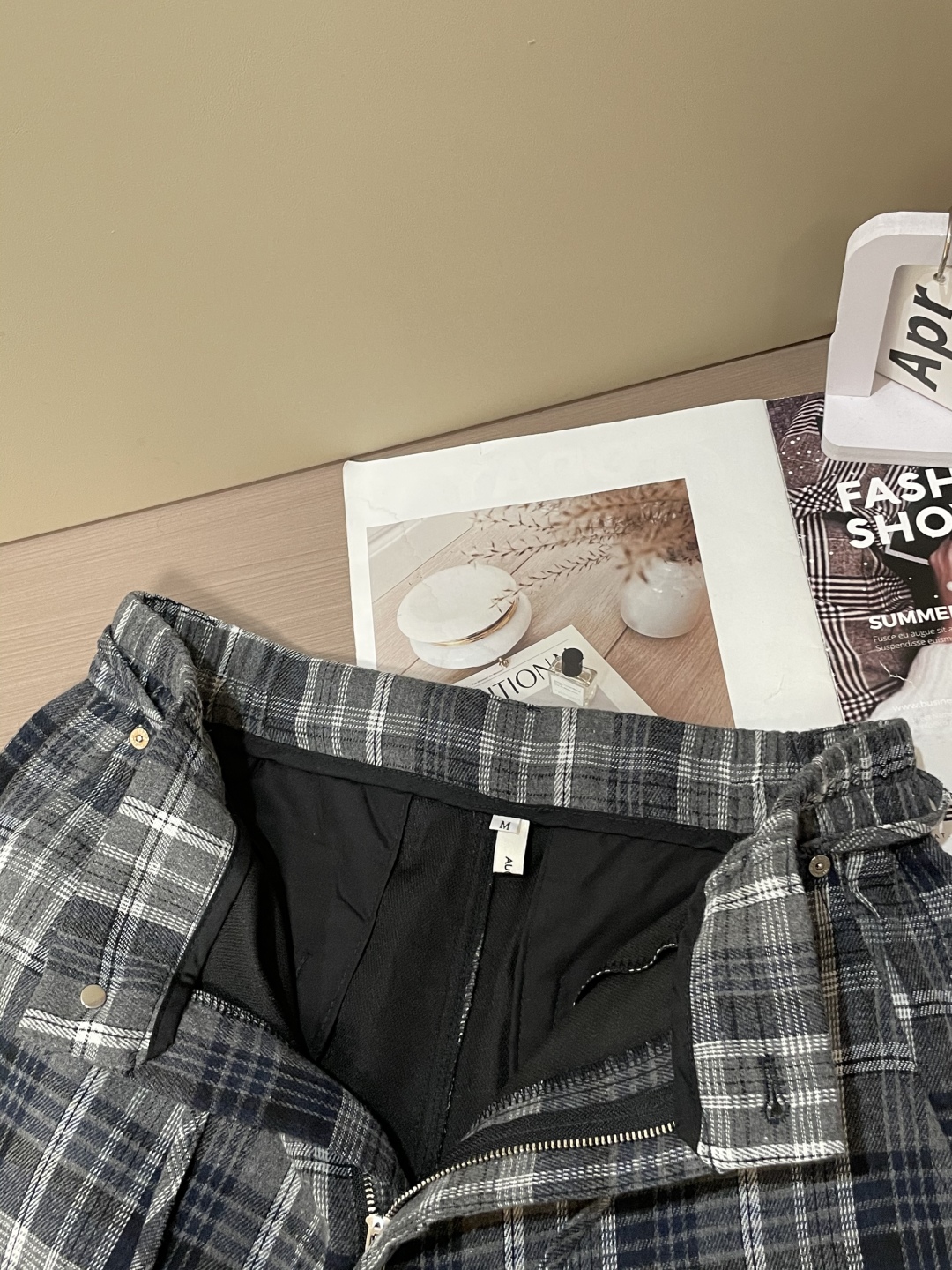 
（Burberry）2025春夏 尽显经典英伦格调。格纹元素是品牌标志性设计，灰黑格纹沉稳内敛，腰部金