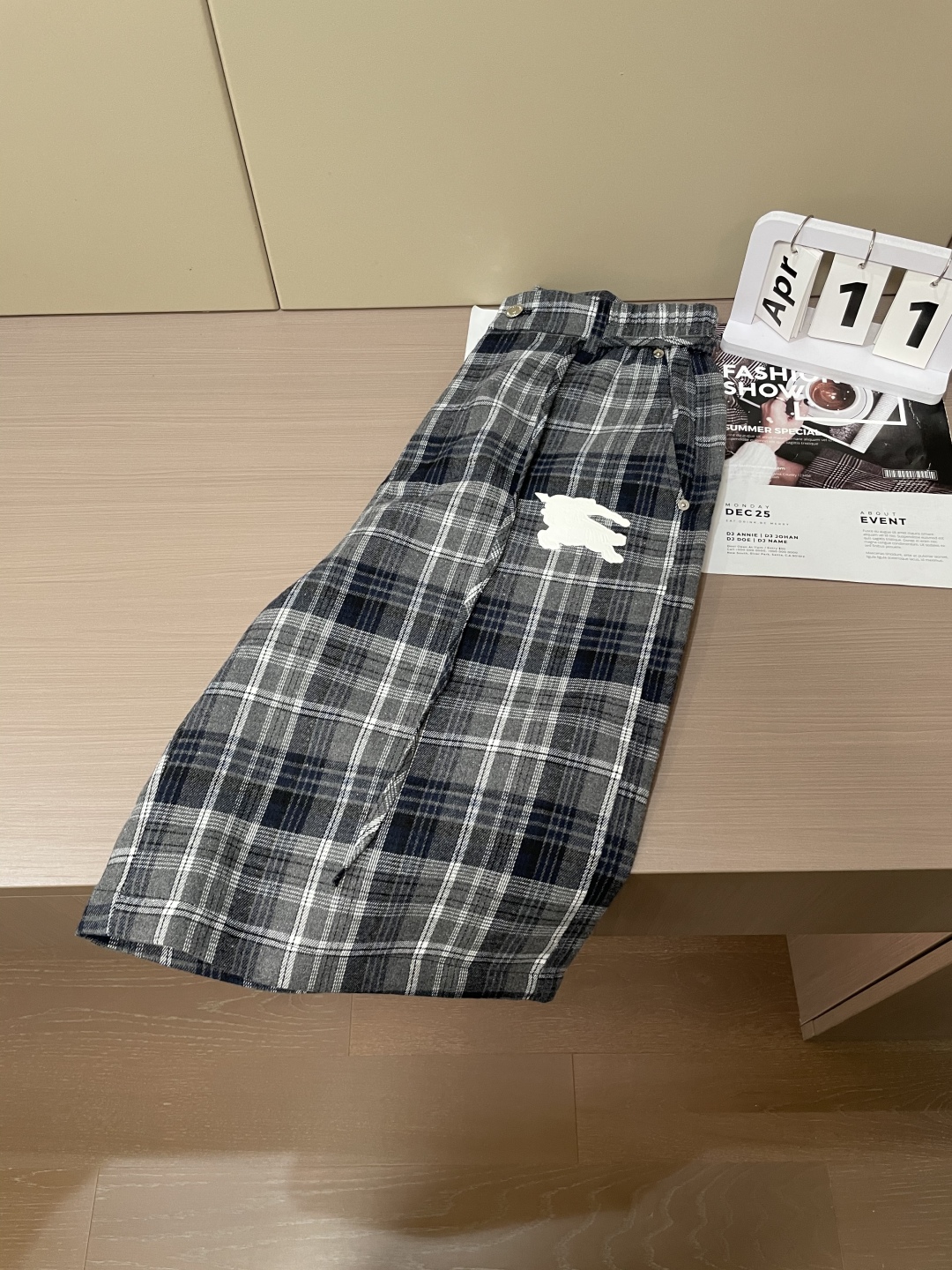 
（Burberry）2025春夏 尽显经典英伦格调。格纹元素是品牌标志性设计，灰黑格纹沉稳内敛，腰部金