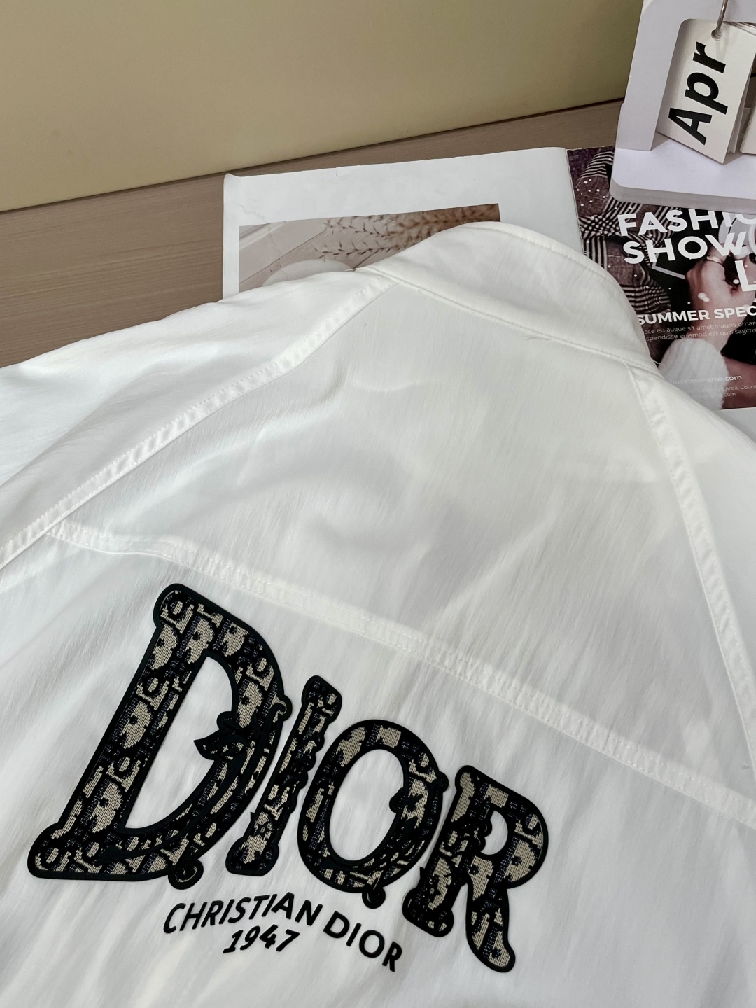 
迪奥（Christian Dior）2025春夏新品短袖拉链外套，完美诠释奢华与时尚。沉稳大气，纯净优