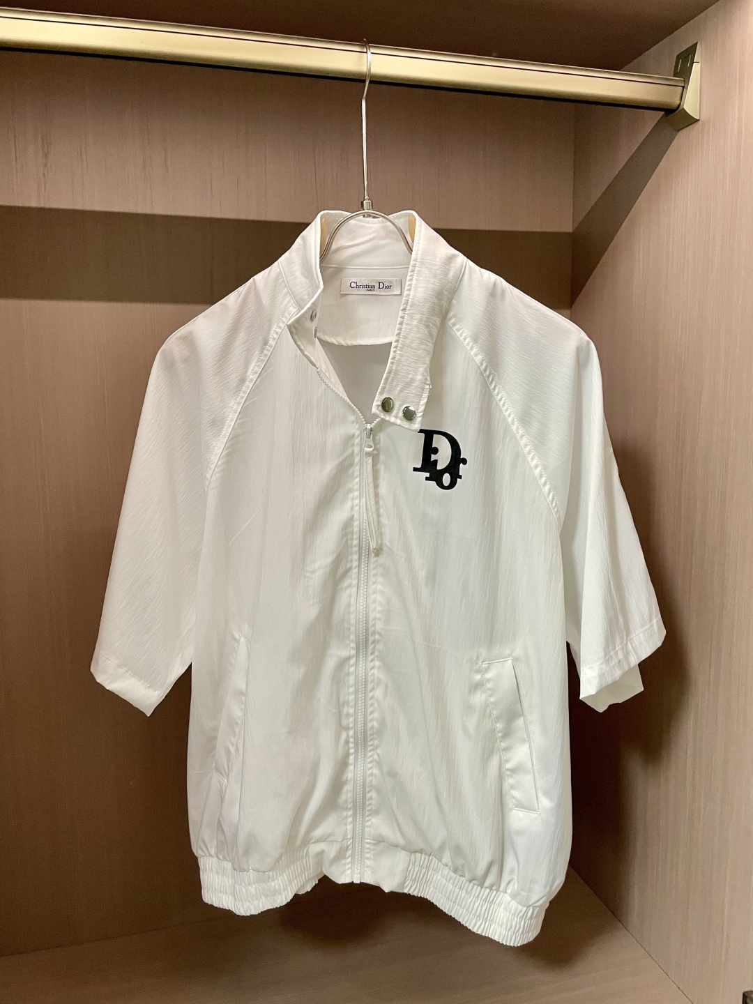 
迪奥（Christian Dior）2025春夏新品短袖拉链外套，完美诠释奢华与时尚。沉稳大气，纯净优