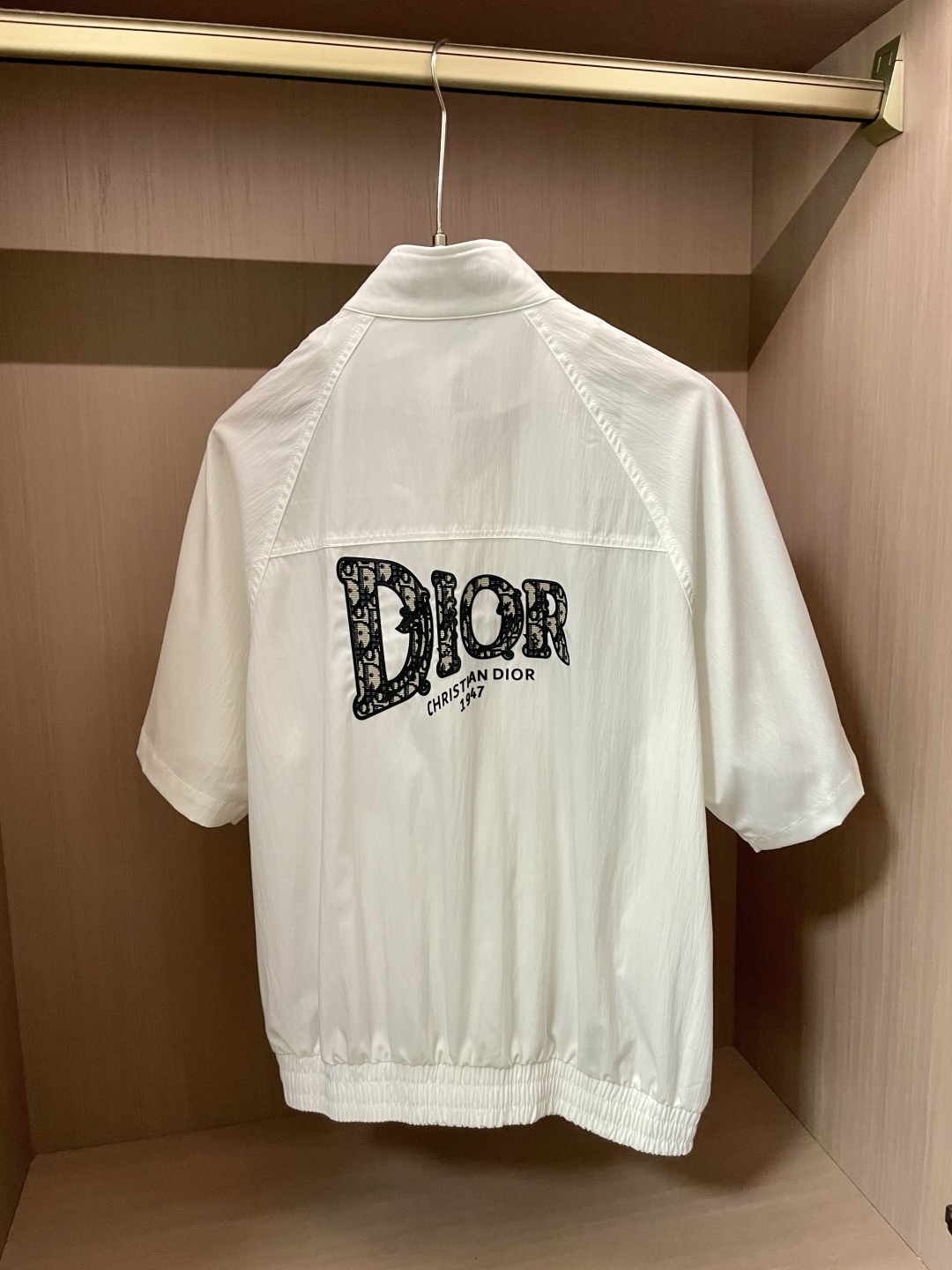 
迪奥（Christian Dior）2025春夏新品短袖拉链外套，完美诠释奢华与时尚。沉稳大气，纯净优
