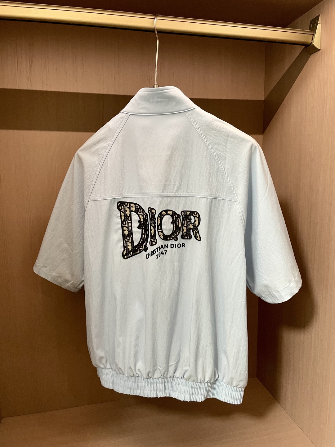 
迪奥（Christian Dior）2025春夏新品短袖拉链外套，完美诠释奢华与时尚。沉稳大气，纯净优