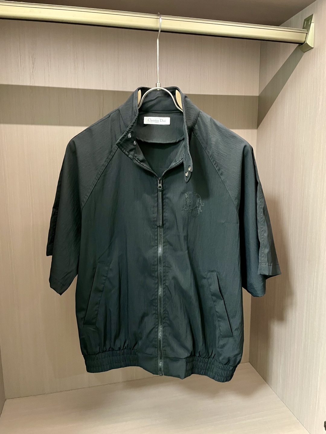 
迪奥（Christian Dior）2025春夏新品短袖拉链外套，完美诠释奢华与时尚。沉稳大气，纯净优