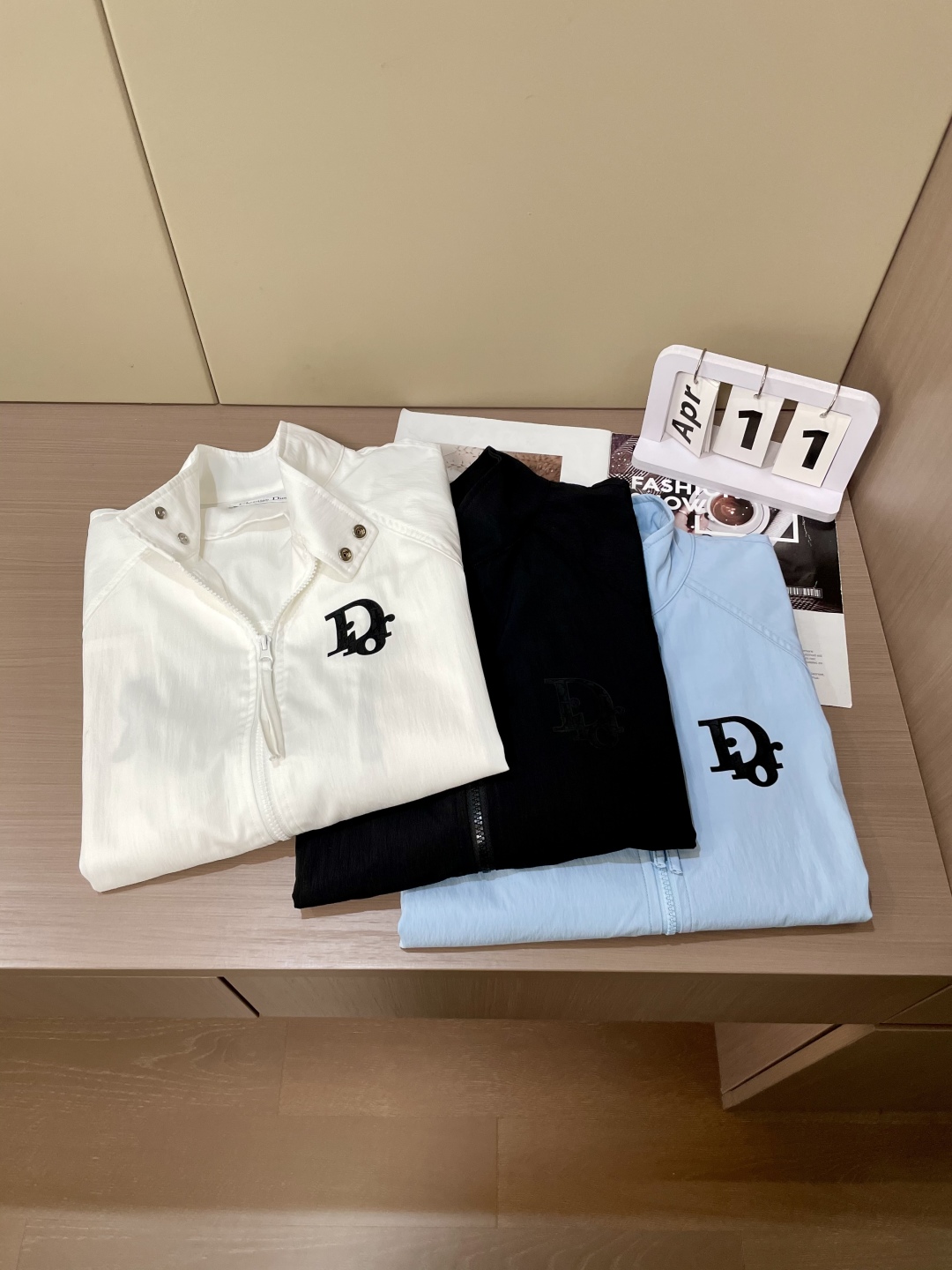 
迪奥（Christian Dior）2025春夏新品短袖拉链外套，完美诠释奢华与时尚。沉稳大气，纯净优