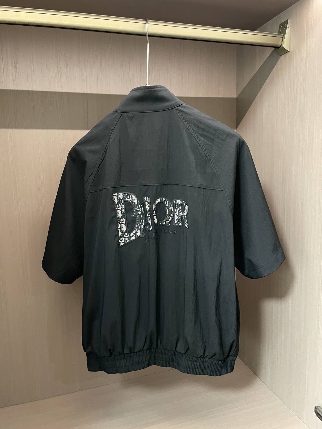 
迪奥（Christian Dior）2025春夏新品短袖拉链外套，完美诠释奢华与时尚。沉稳大气，纯净优