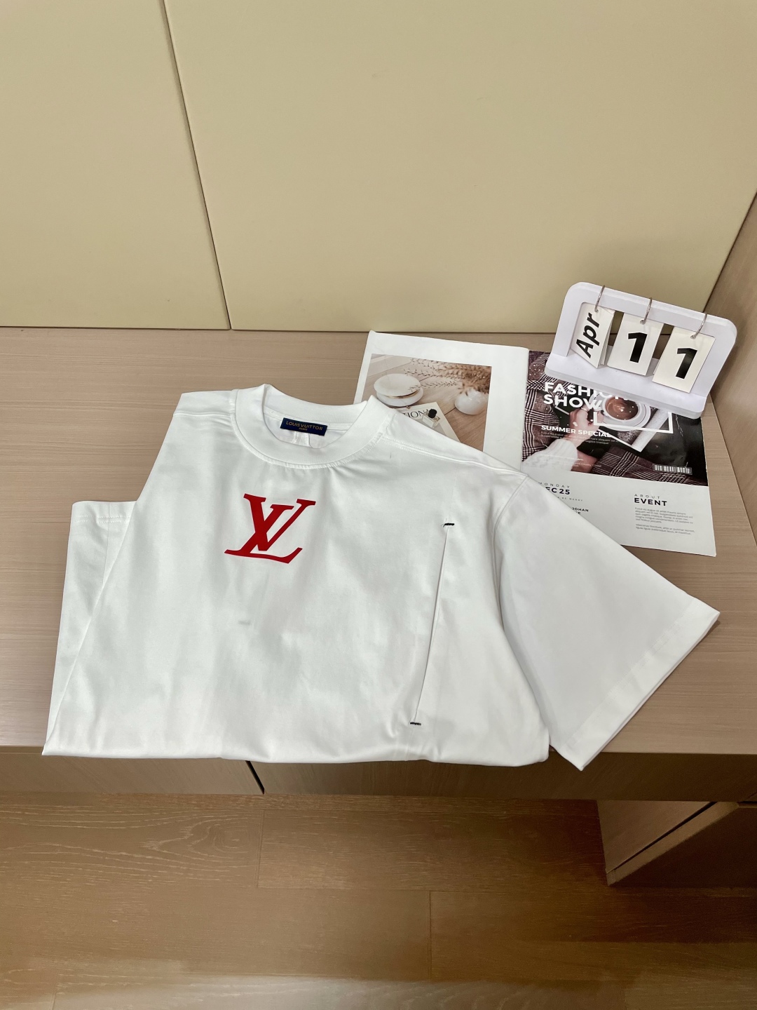 
路易威登（Louis Vuitton）2025春夏新品 简约间尽显奢华风范。黑白灰经典配色，百搭又时尚