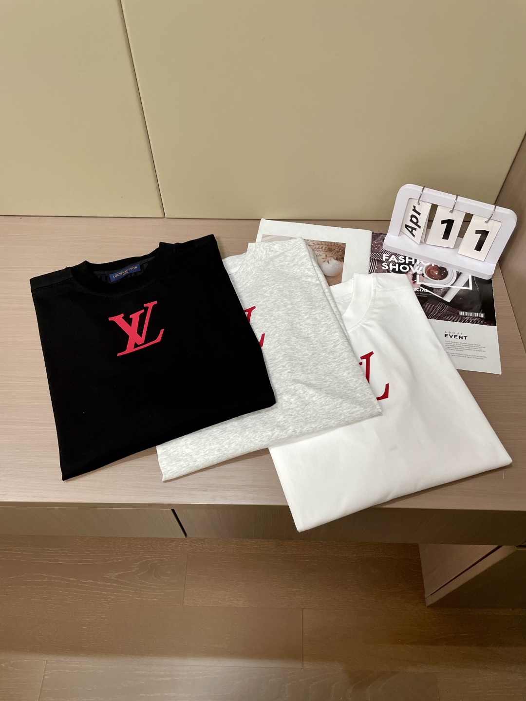 
路易威登（Louis Vuitton）2025春夏新品 简约间尽显奢华风范。黑白灰经典配色，百搭又时尚