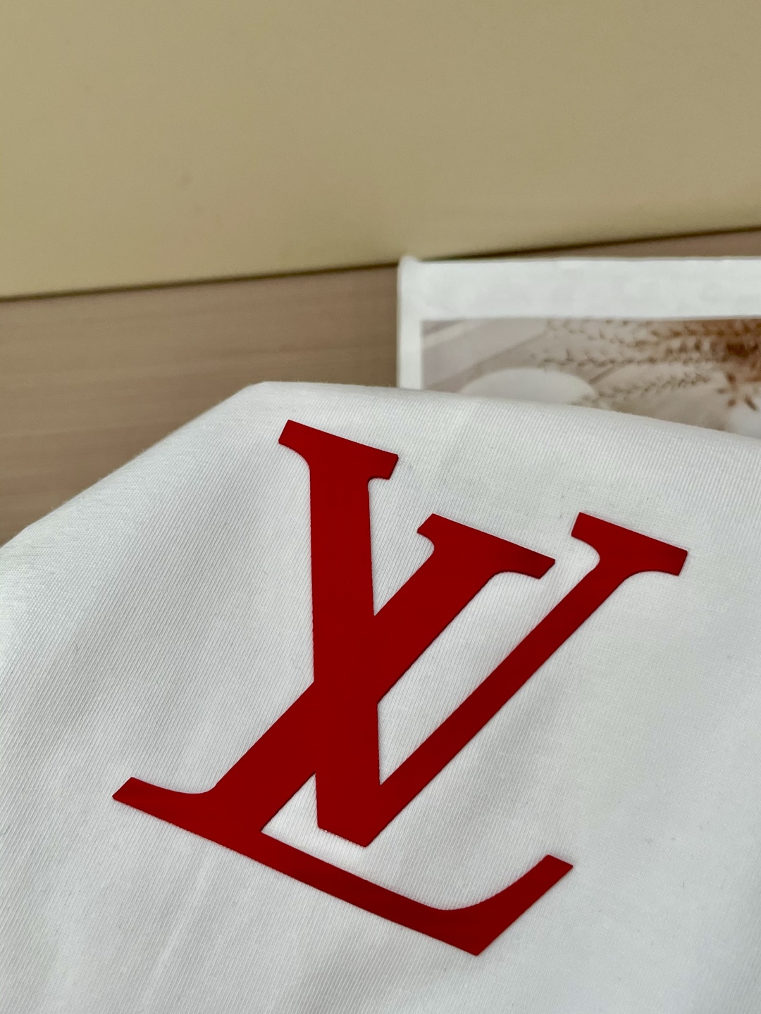 
路易威登（Louis Vuitton）2025春夏新品 简约间尽显奢华风范。黑白灰经典配色，百搭又时尚