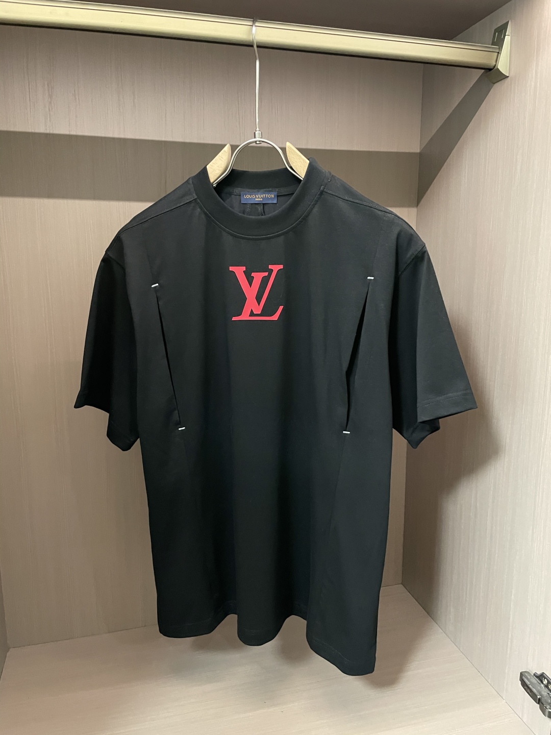 
路易威登（Louis Vuitton）2025春夏新品 简约间尽显奢华风范。黑白灰经典配色，百搭又时尚