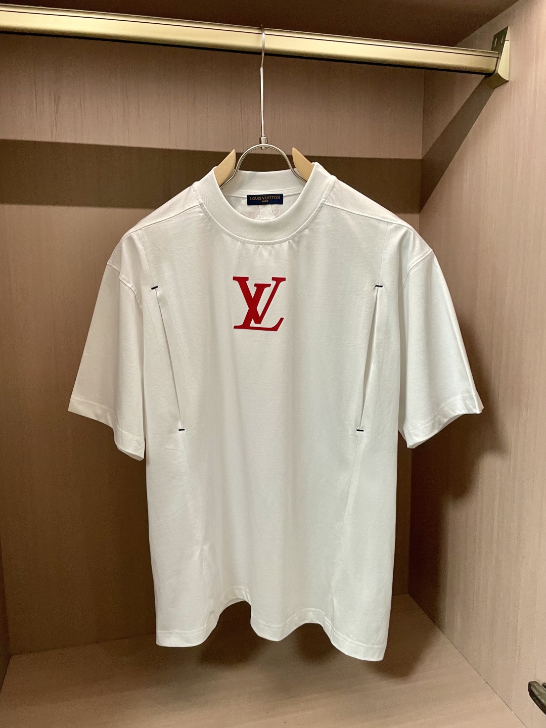 
路易威登（Louis Vuitton）2025春夏新品 简约间尽显奢华风范。黑白灰经典配色，百搭又时尚