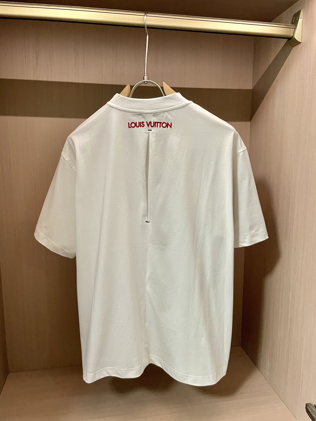
路易威登（Louis Vuitton）2025春夏新品 简约间尽显奢华风范。黑白灰经典配色，百搭又时尚
