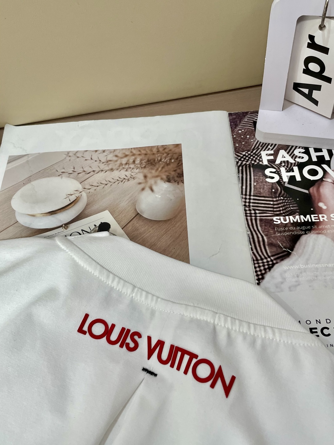 
路易威登（Louis Vuitton）2025春夏新品 简约间尽显奢华风范。黑白灰经典配色，百搭又时尚