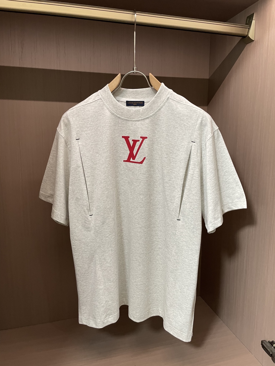 
路易威登（Louis Vuitton）2025春夏新品 简约间尽显奢华风范。黑白灰经典配色，百搭又时尚
