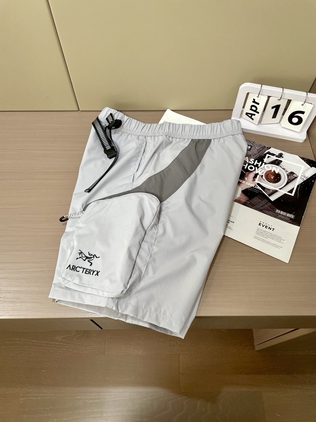 
始祖鸟（Arc'teryx）2025春夏新品 将功能性与时尚感完美融合。三色可选，满足多样搭配需求。松