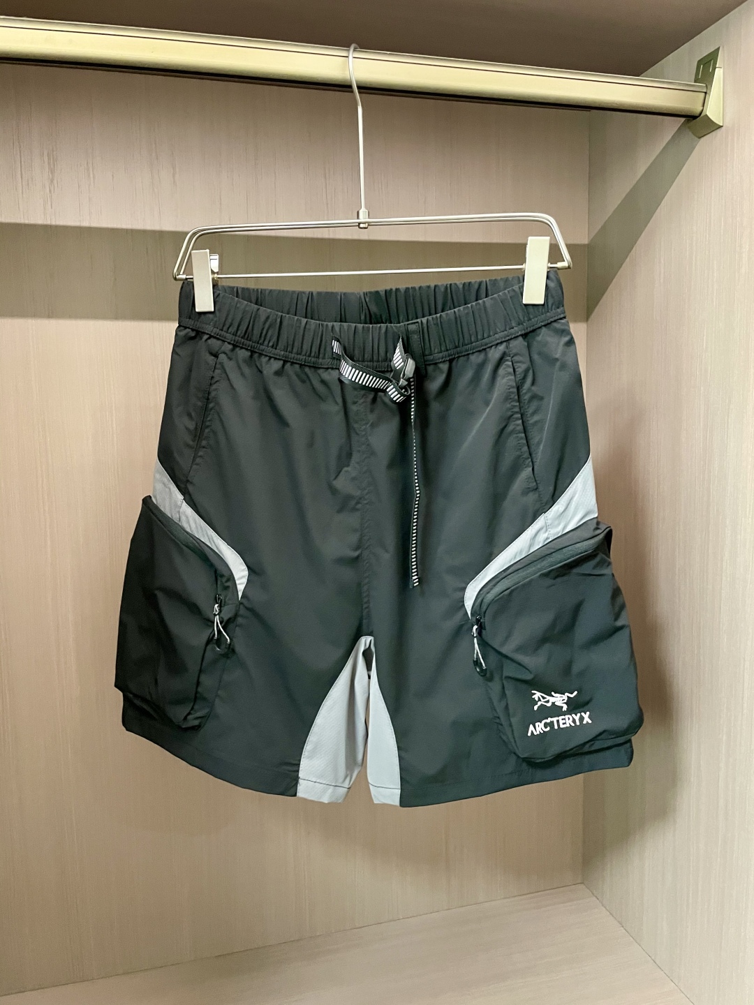 
始祖鸟（Arc'teryx）2025春夏新品 将功能性与时尚感完美融合。三色可选，满足多样搭配需求。松
