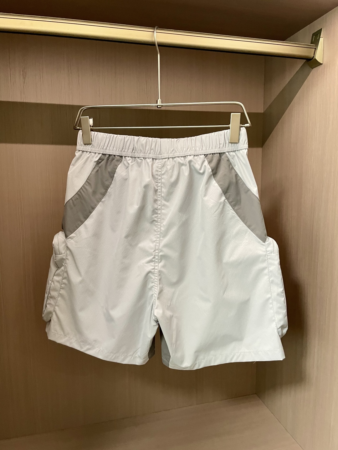 
始祖鸟（Arc'teryx）2025春夏新品 将功能性与时尚感完美融合。三色可选，满足多样搭配需求。松