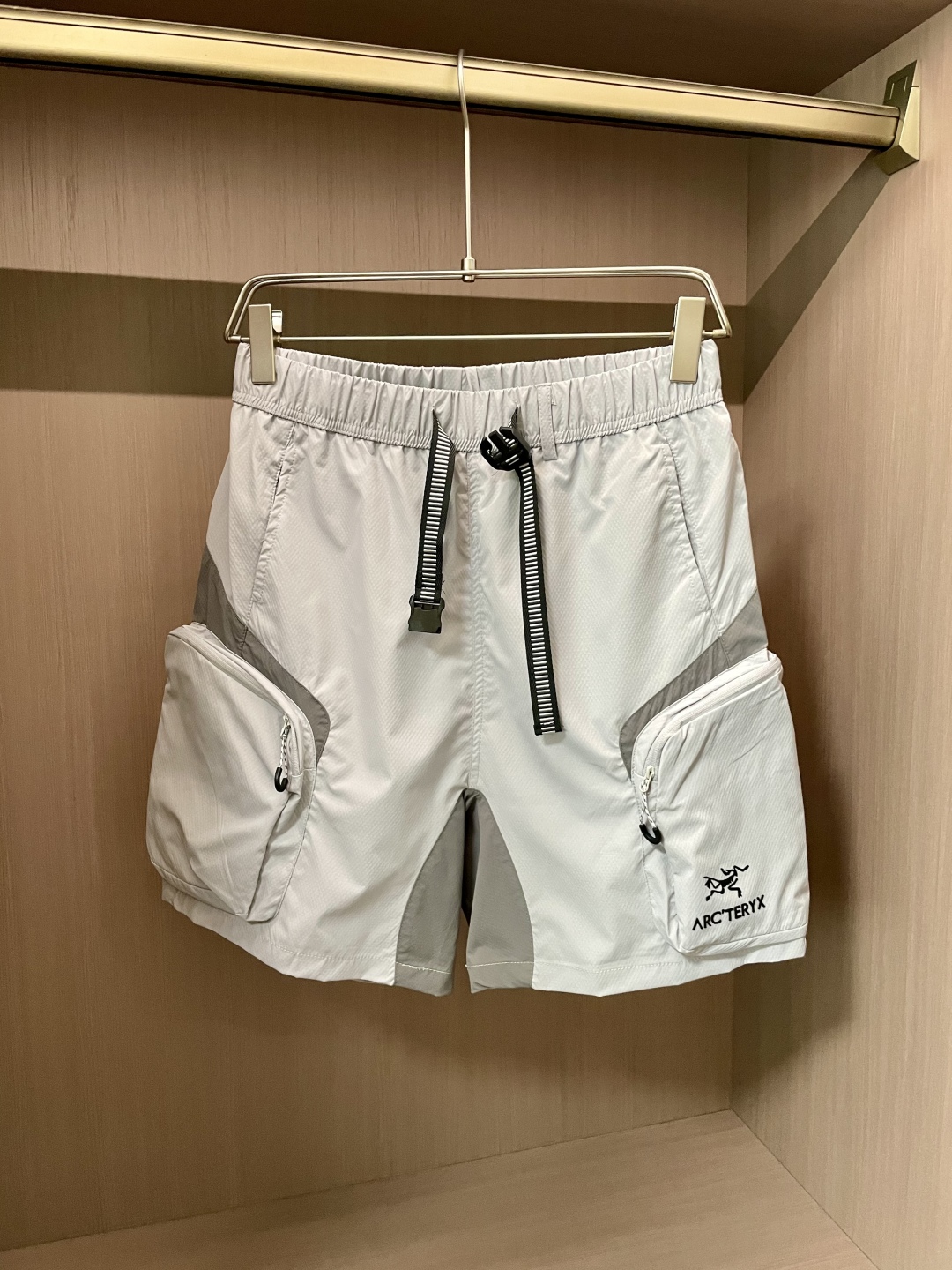 
始祖鸟（Arc'teryx）2025春夏新品 将功能性与时尚感完美融合。三色可选，满足多样搭配需求。松