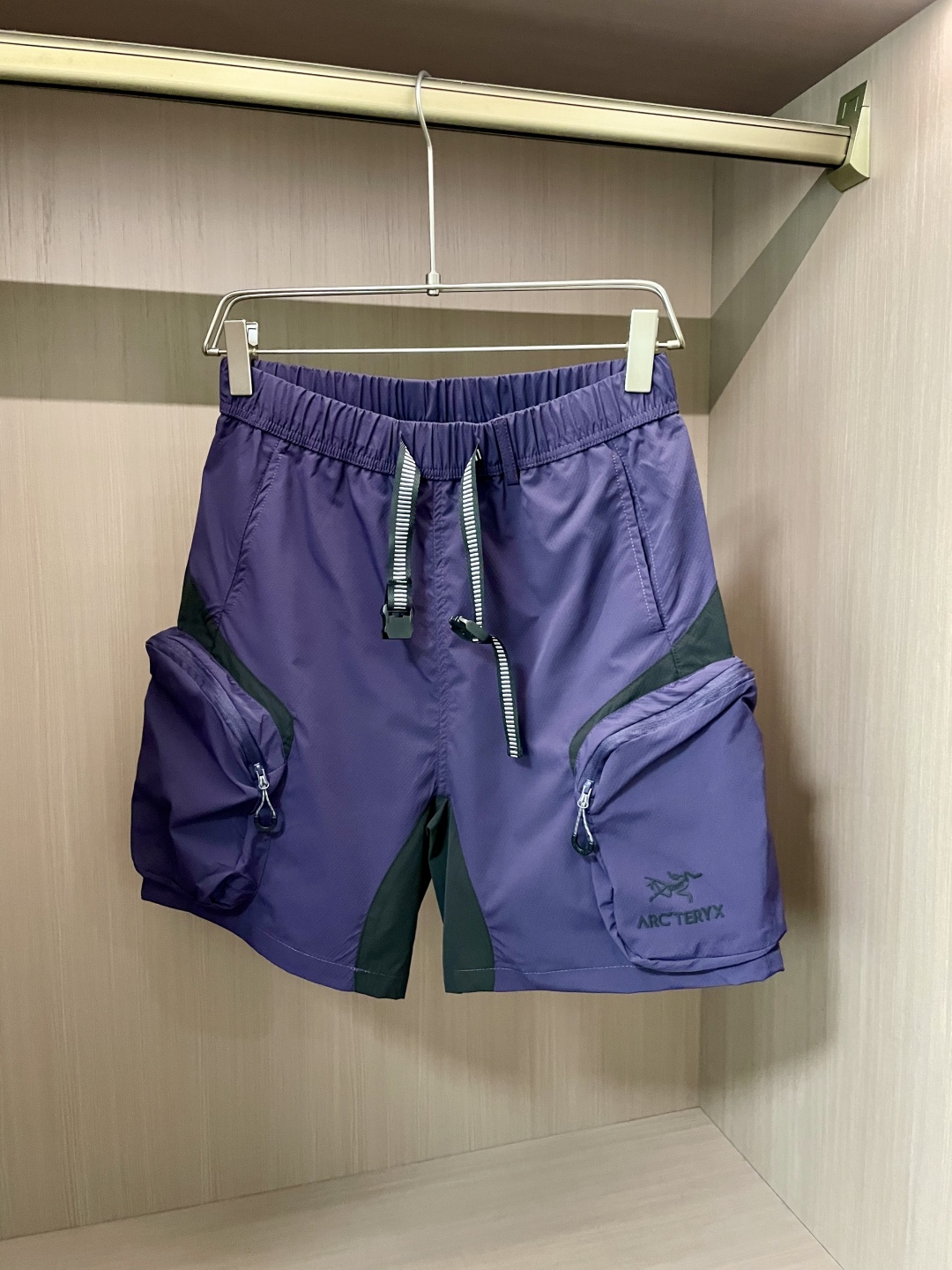 
始祖鸟（Arc'teryx）2025春夏新品 将功能性与时尚感完美融合。三色可选，满足多样搭配需求。松