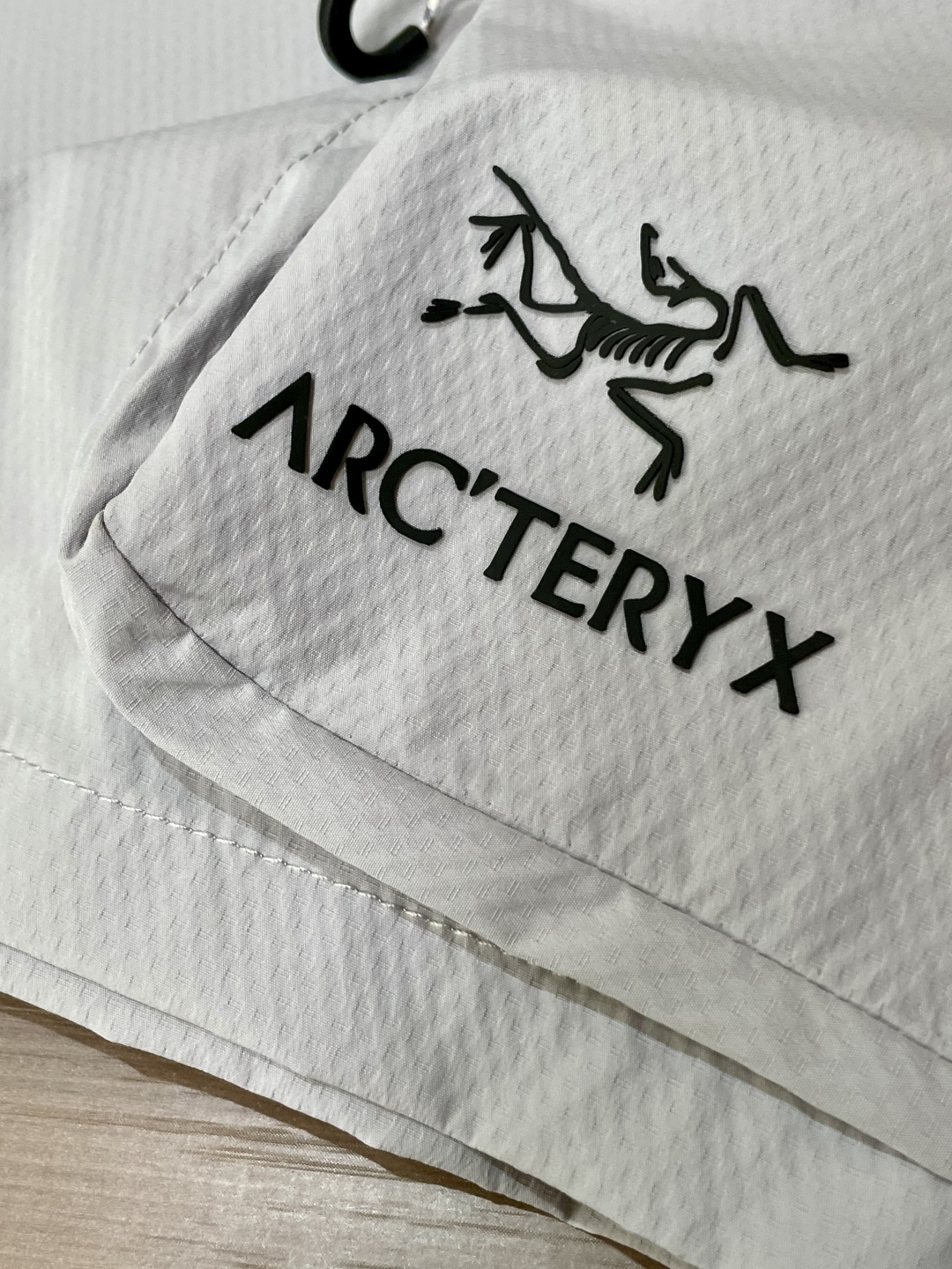 
始祖鸟（Arc'teryx）2025春夏新品 将功能性与时尚感完美融合。三色可选，满足多样搭配需求。松