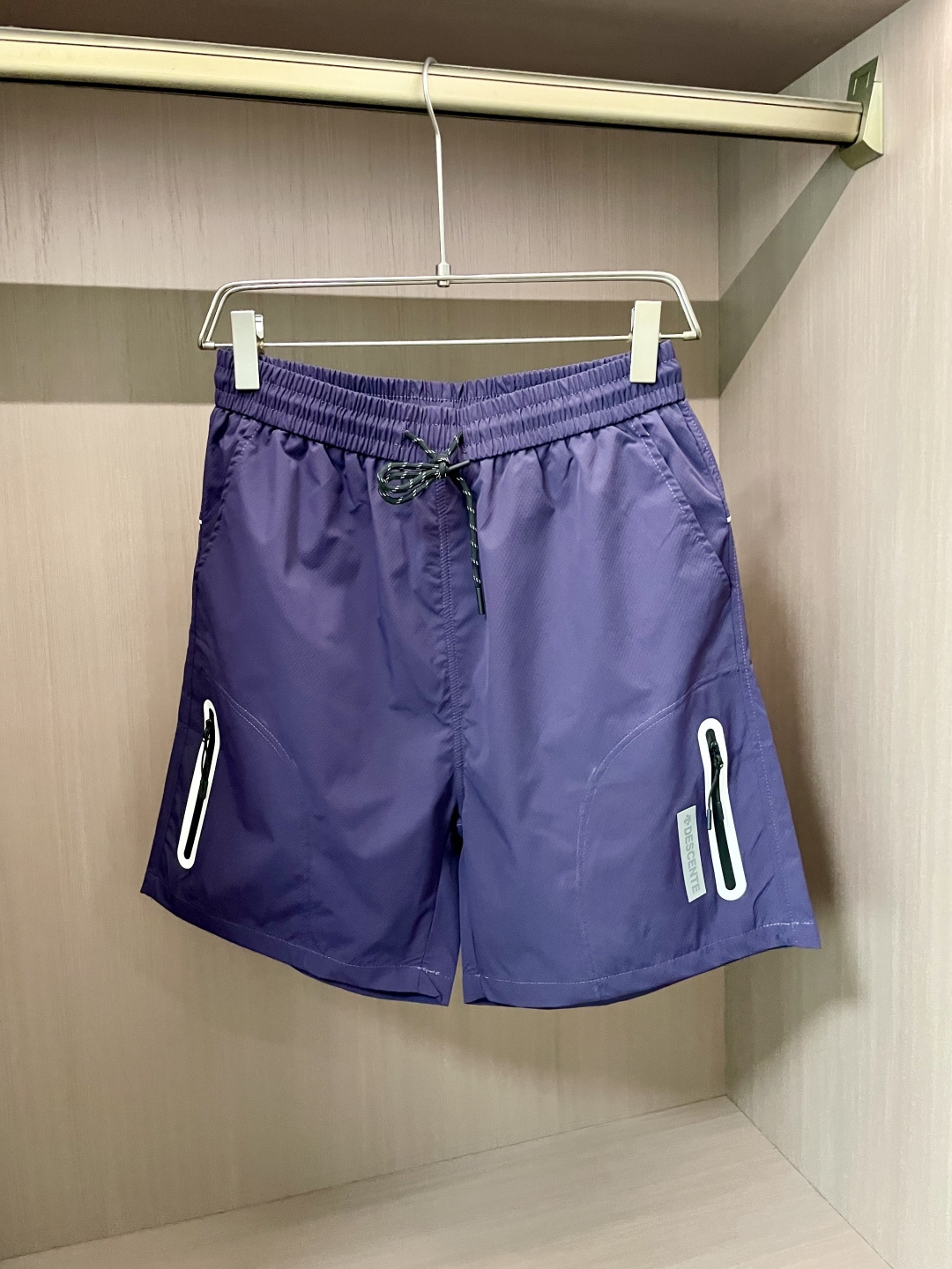 
迪桑特 专业户外品牌，将实用与时尚巧妙结合。三色可选，满足不同穿搭需求。松紧腰搭配抽绳设计，穿着舒适且