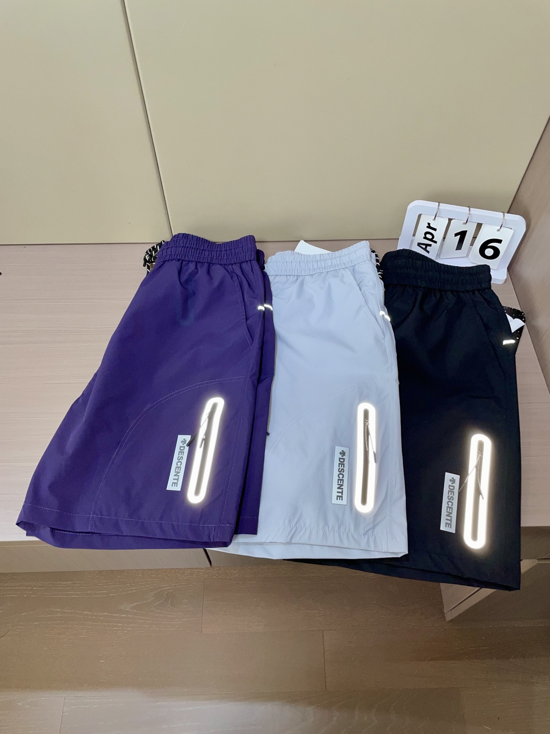 
迪桑特 专业户外品牌，将实用与时尚巧妙结合。三色可选，满足不同穿搭需求。松紧腰搭配抽绳设计，穿着舒适且