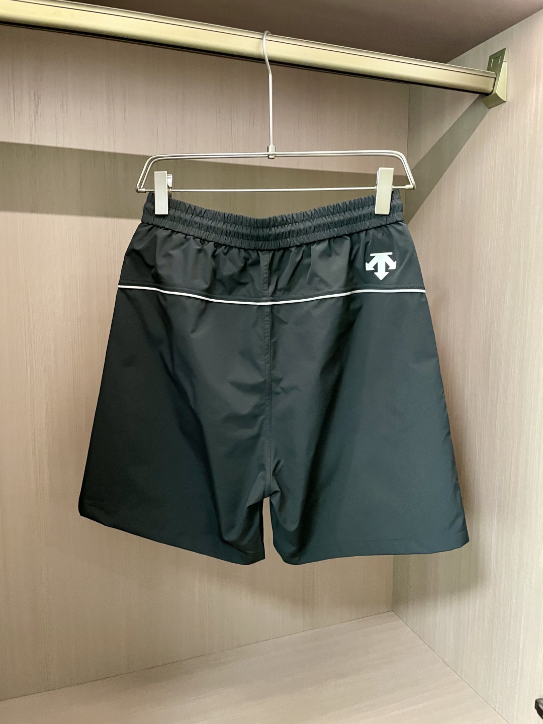 
迪桑特 专业户外品牌，将实用与时尚巧妙结合。三色可选，满足不同穿搭需求。松紧腰搭配抽绳设计，穿着舒适且