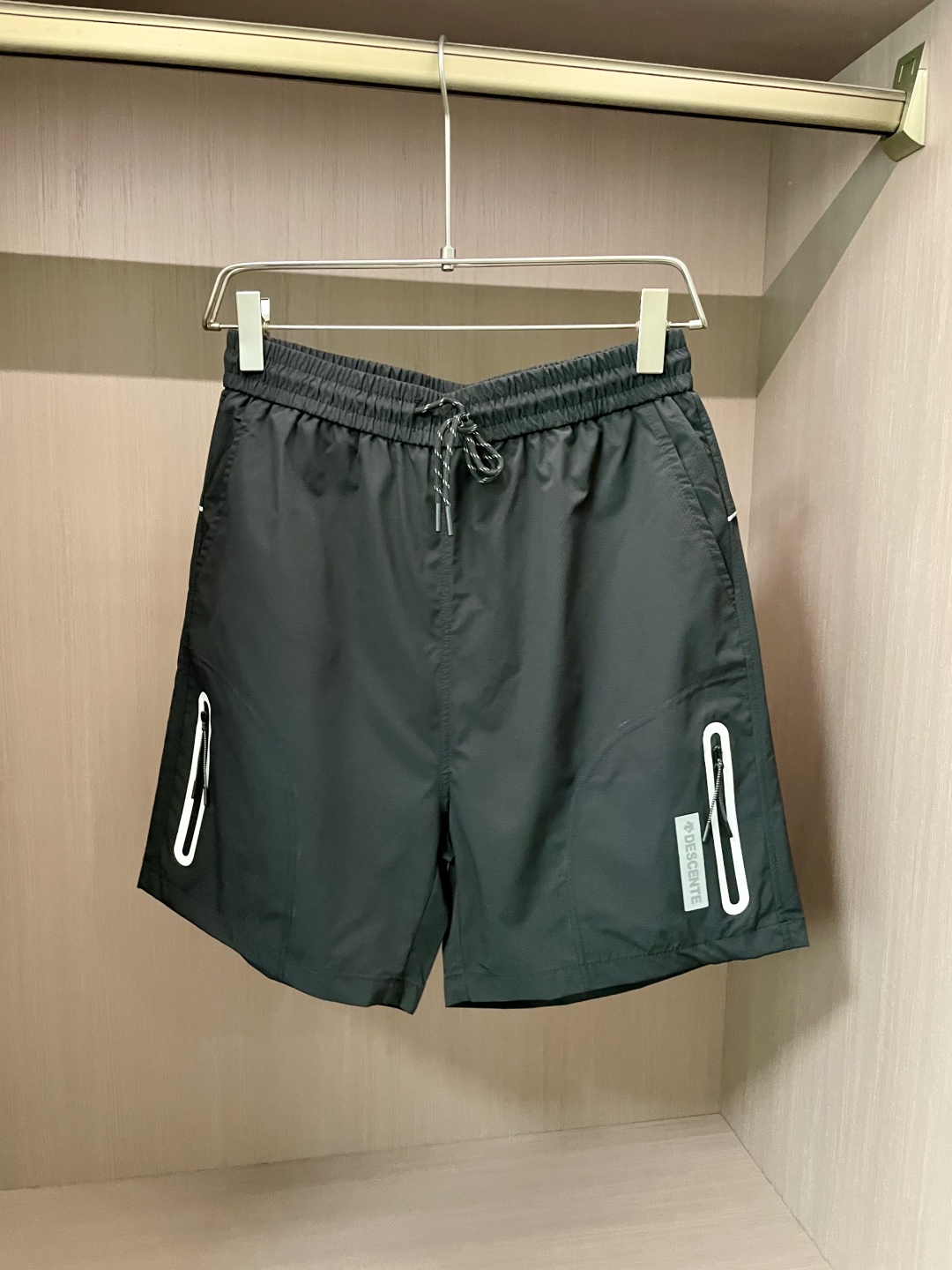 
迪桑特 专业户外品牌，将实用与时尚巧妙结合。三色可选，满足不同穿搭需求。松紧腰搭配抽绳设计，穿着舒适且
