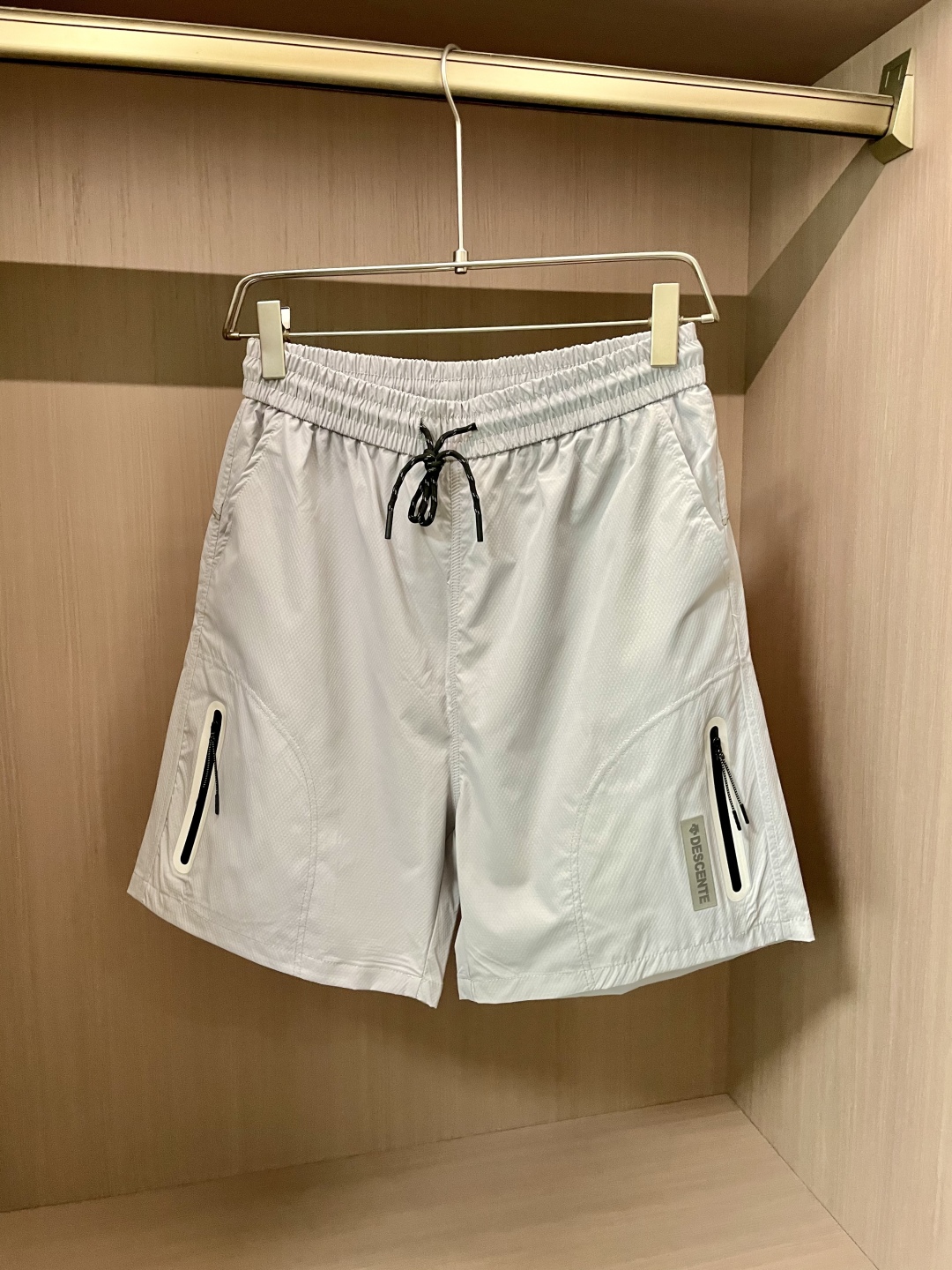 
迪桑特 专业户外品牌，将实用与时尚巧妙结合。三色可选，满足不同穿搭需求。松紧腰搭配抽绳设计，穿着舒适且