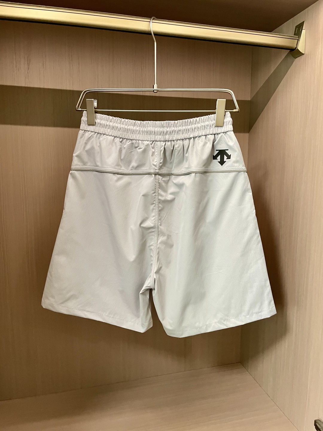 
迪桑特 专业户外品牌，将实用与时尚巧妙结合。三色可选，满足不同穿搭需求。松紧腰搭配抽绳设计，穿着舒适且