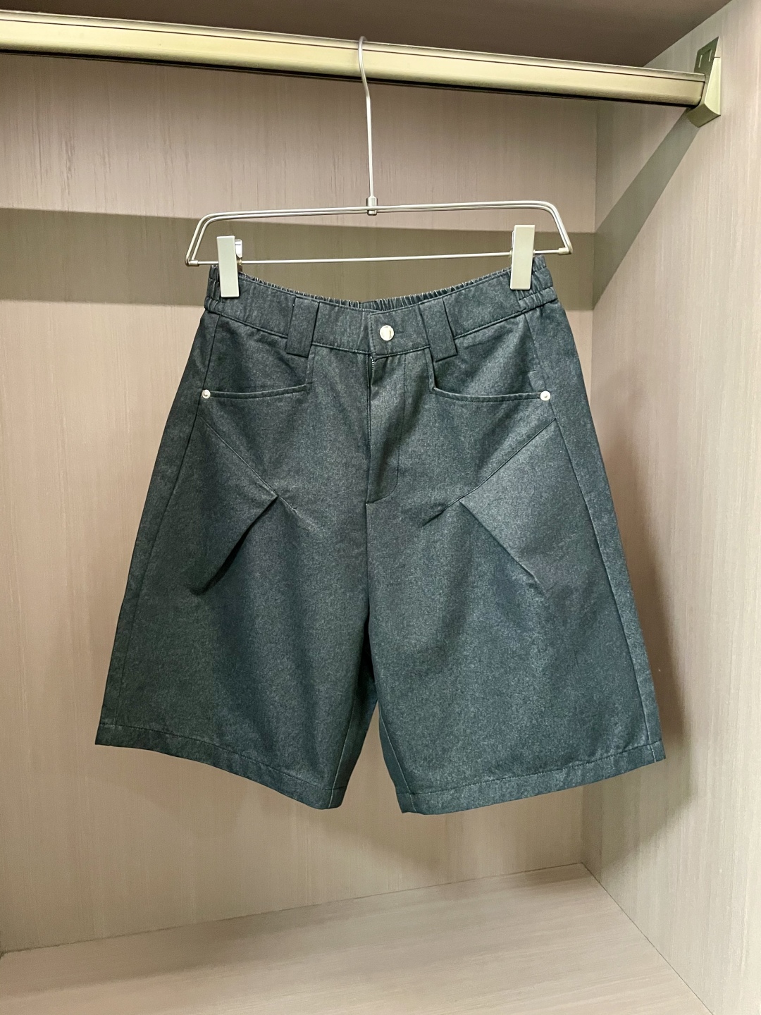
Dior 2025春夏新品短裤，以深灰牛仔面料打造，质感十足。经典五袋设计搭配金属纽扣，简约中透着复古