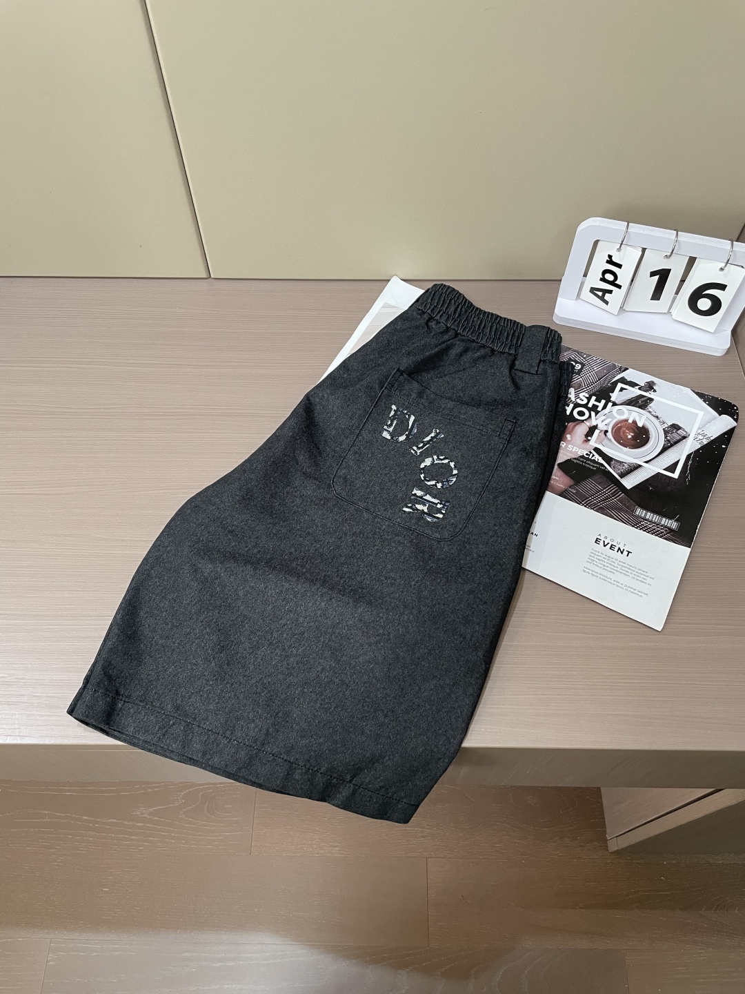 
Dior 2025春夏新品短裤，以深灰牛仔面料打造，质感十足。经典五袋设计搭配金属纽扣，简约中透着复古